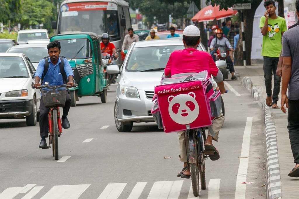 孟加拉国首都达卡街头的一名送餐员。